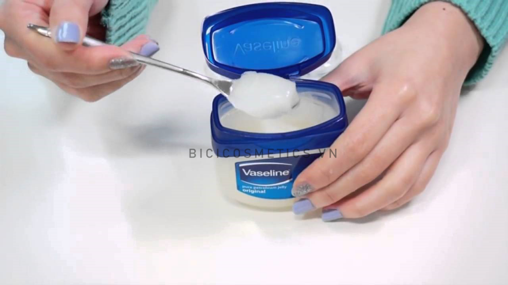 son dưỡng môi Vasaline