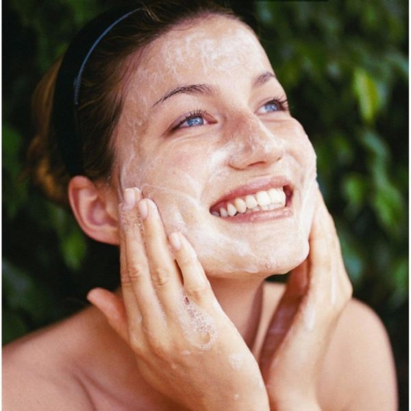massage quá lâu bằng dầu tẩy trang lại vô tình đưa các bụi bẩn- Bici Cosmetics