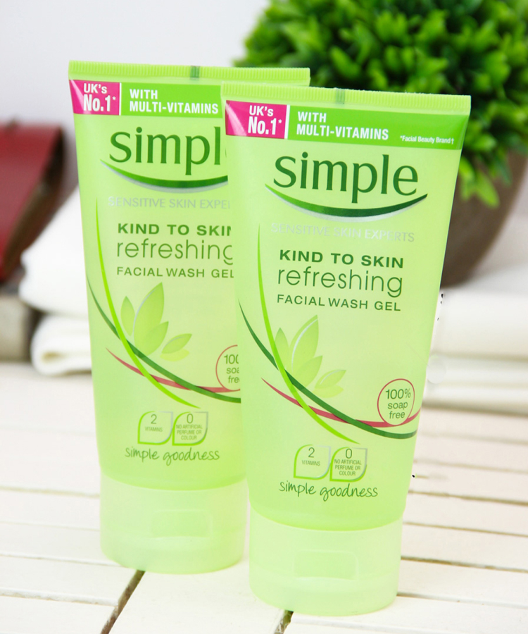 Sữa Rửa Mặt Simple Kind To Skin Refreshing Facial Wash Gel là bước đầu tiên trong bốn bước buổi sáng.