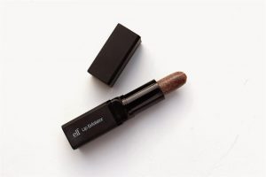 E.L.F Studio Lip Exfoliator thiết kế bằng nhôm chắc tay và sang trọng 1