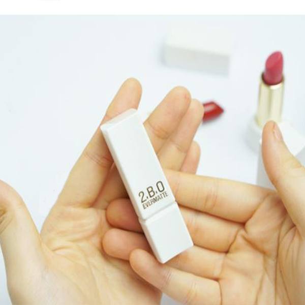 Thỏi son có dạng ống trụ vuông, cầm chắc tay 1