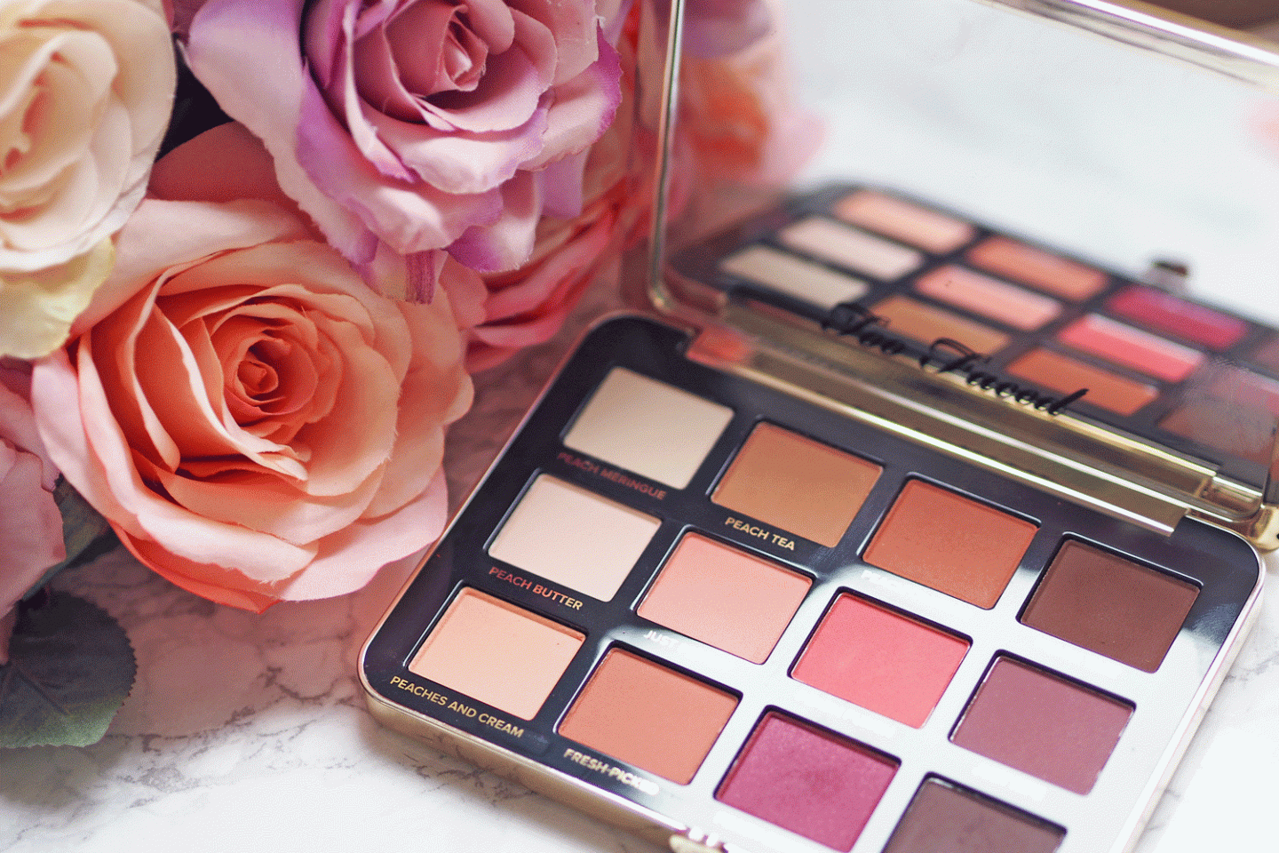 Bảng phấn mắt Too Faced Just Peachy Velvet Mattes Eyeshadow Palette là sản phẩm đáng mua nhất trong mùa thu năm nay
