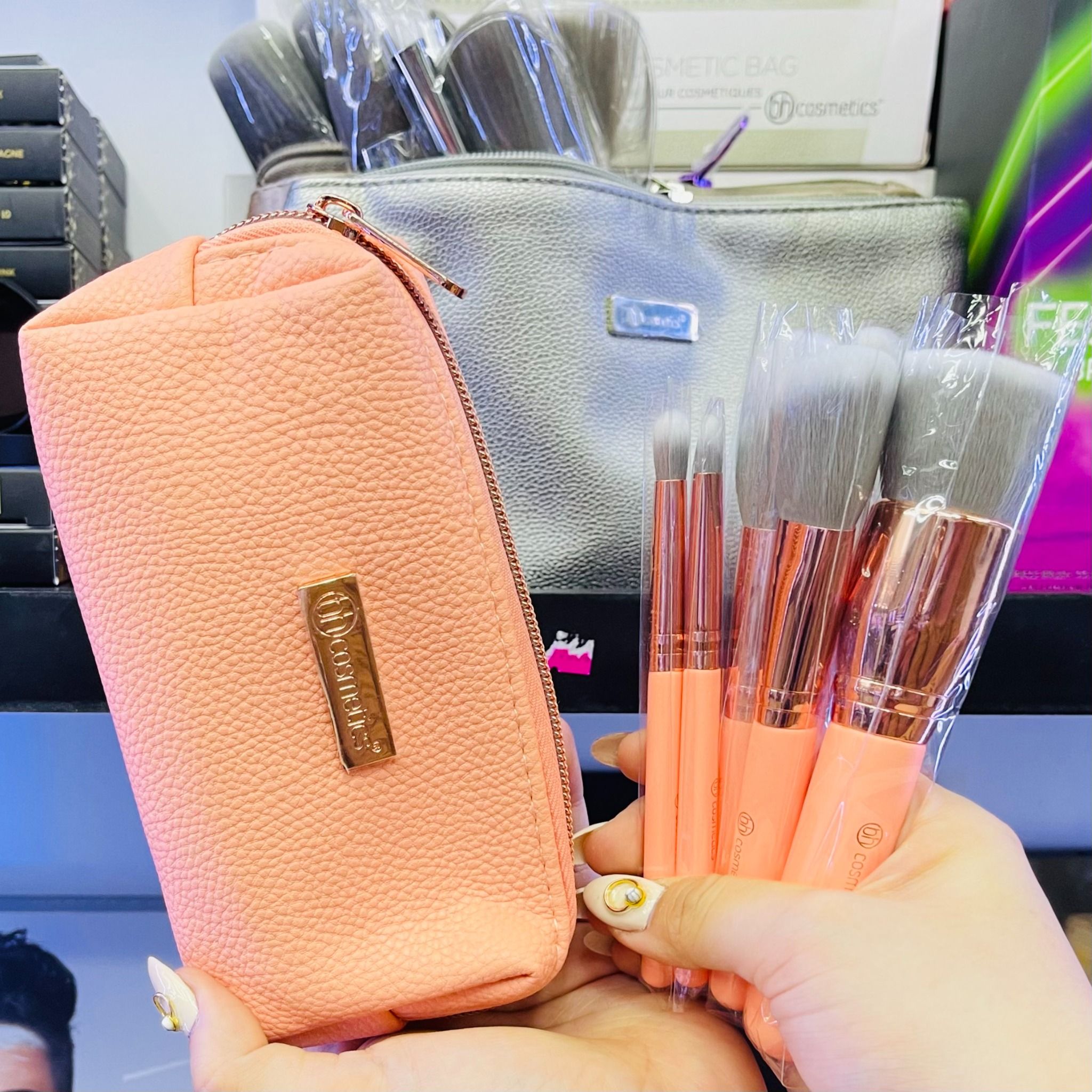  Bộ Cọ 6 Cây Kèm Túi BH COSMETICS Petite Chic 6 Piece Mini Brush Set With Bag 