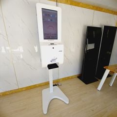 Kiosk tra cứu thông tin kết hợp đo thân nhiệt & sát khuẩn  Model MH215-WI