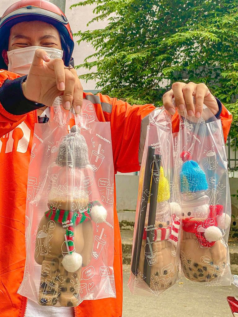 Chai nhựa PET tròn đựng trà sữa hình gấu Bearbrick 400ml