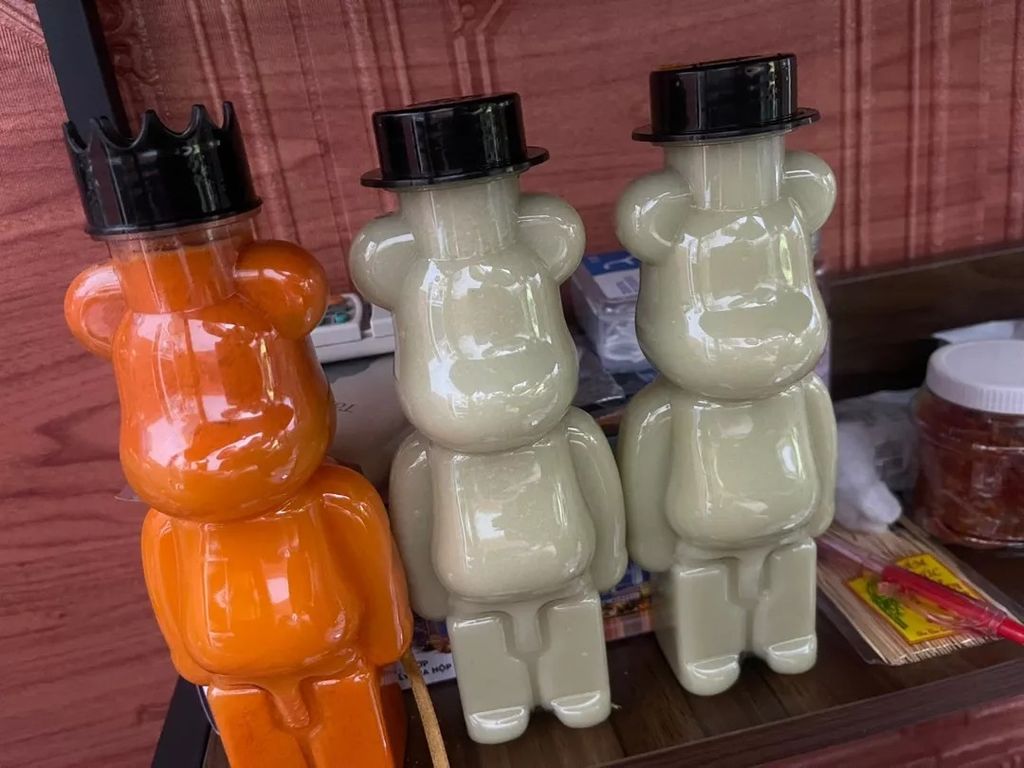 Chai nhựa PET tròn đựng trà sữa hình gấu Bearbrick 400ml