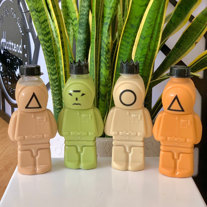 Chai Nhựa PET vuông đựng trà sữa 700ml Hình Squid Game