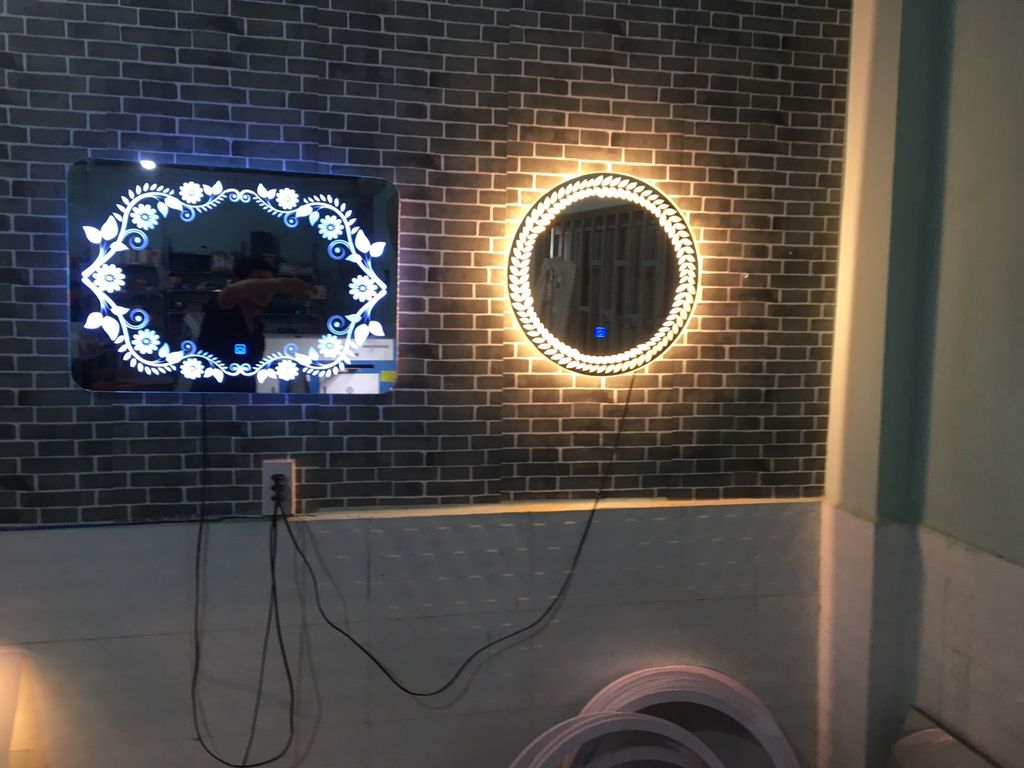 Gương Soi Cảm Ứng Đèn Led Chữ Nhật Hugiasmart CNN57