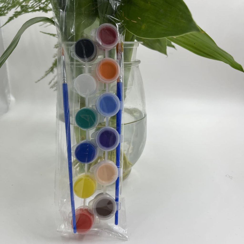 Combo đầy đủ 12 hủ màu acrylic kèm 2 cọ và đính đá tạo điểm nhấn cho nhân vật
