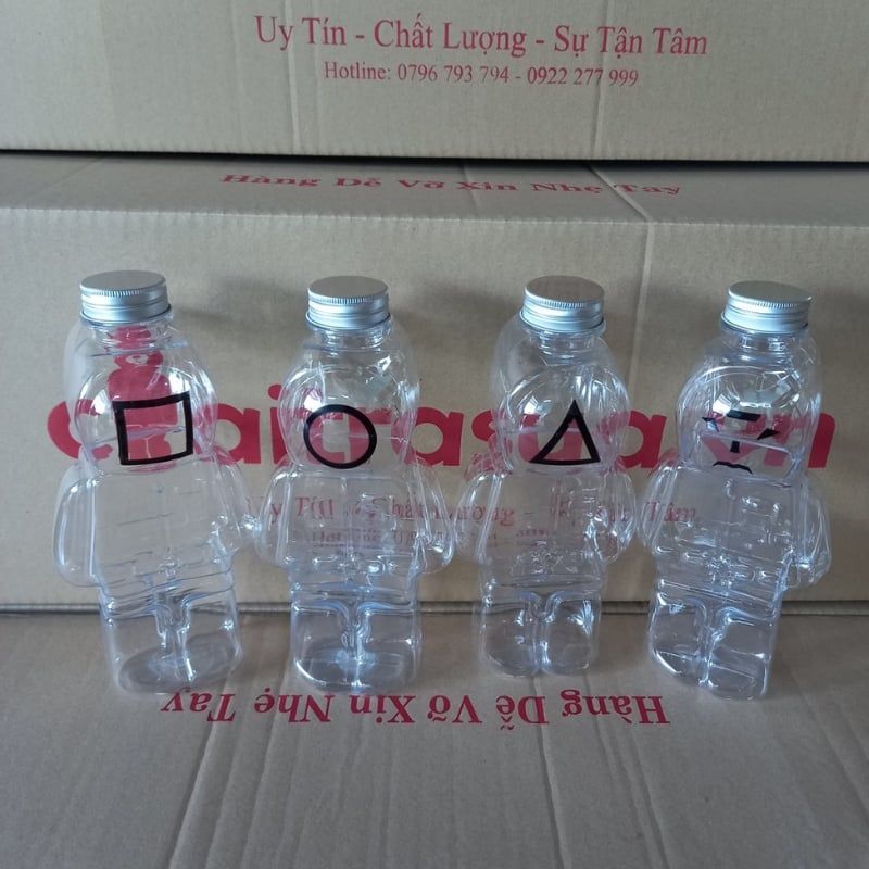 Bành 50 chai nhựa PET  đựng trà sữa, nước ép, bánh kẹo hình nhân vật trong phim Squid Game siêu hot