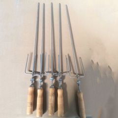 Xiên nướng gà vịt cho máy quay tự động, cán gỗ, thân inox hình đinh ba dài 60cm