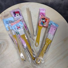 Đồ dùng 1 lần tiện lợi dành cho nướng :1 cặp bao tay nylon, kẹp gắp inox, 10 xiên tre, cọ quét dầu