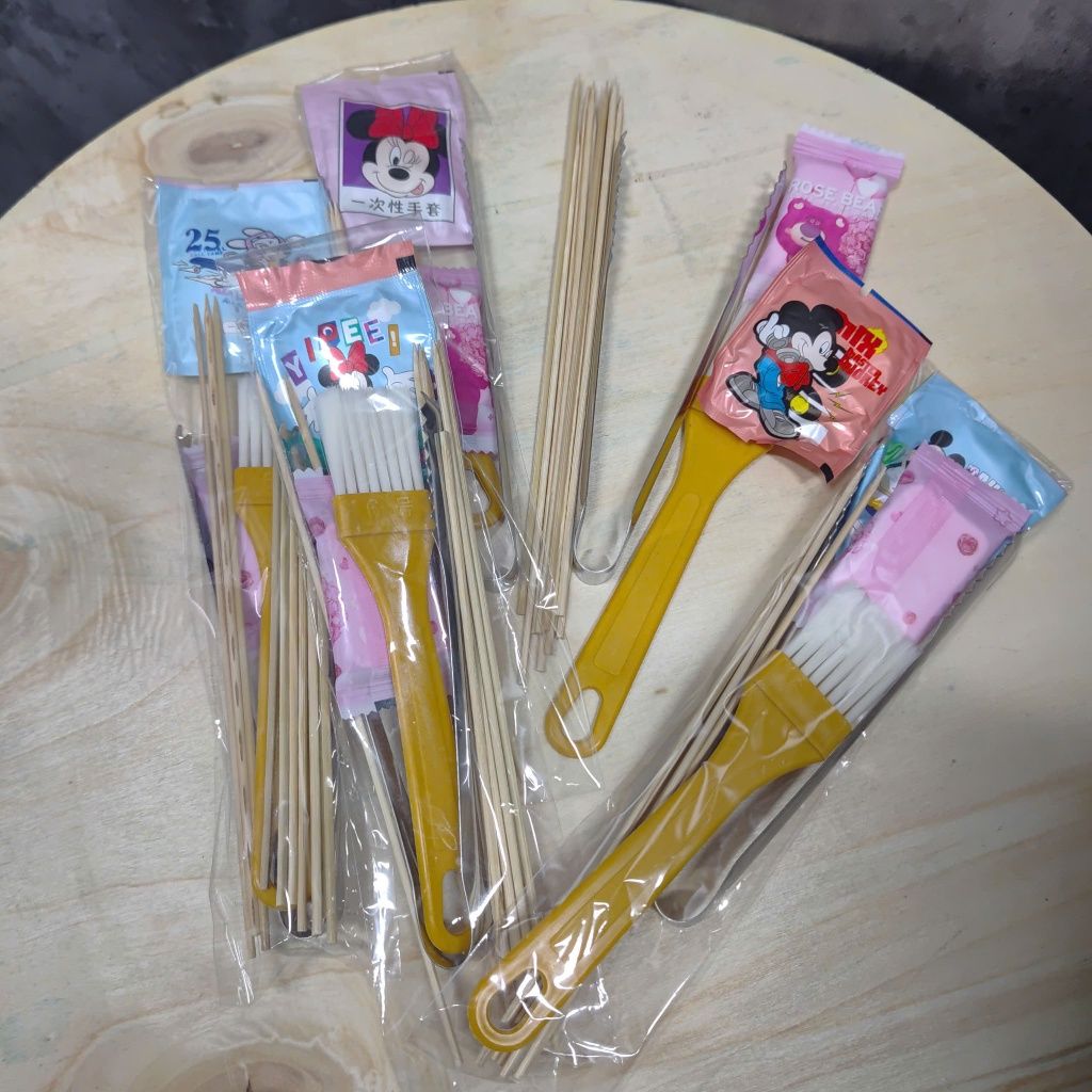 Đồ dùng 1 lần tiện lợi dành cho nướng :1 cặp bao tay nylon, kẹp gắp inox, 10 xiên tre, cọ quét dầu