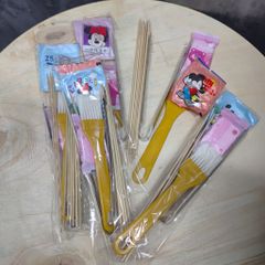 Đồ dùng 1 lần tiện lợi dành cho nướng :1 cặp bao tay nylon, kẹp gắp inox, 10 xiên tre, cọ quét dầu