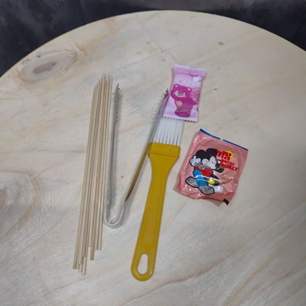 Đồ dùng 1 lần tiện lợi dành cho nướng :1 cặp bao tay nylon, kẹp gắp inox, 10 xiên tre, cọ quét dầu