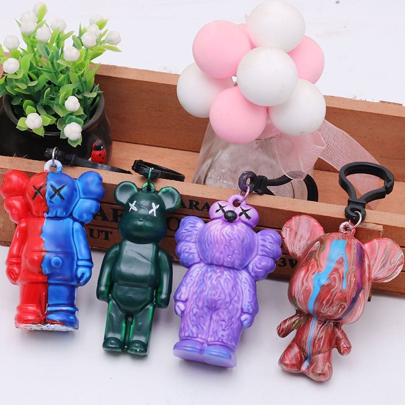 Tượng nhựa tô màu làm móc khóa hình kaws và Bearbrick siêu hot