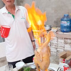 Bộ nồi lẩu gà khiêu vũ bốc lửa mẫu cải tiến mới chống tạt gió cay mắt tặng kèm gáo sối rượu cán gỗ