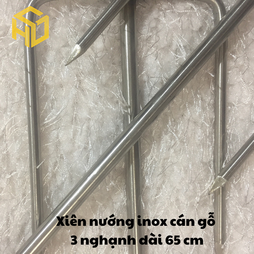 Xiên nướng gà vịt cho máy quay tự động, cán gỗ, thân inox hình đinh ba dài 65 cm