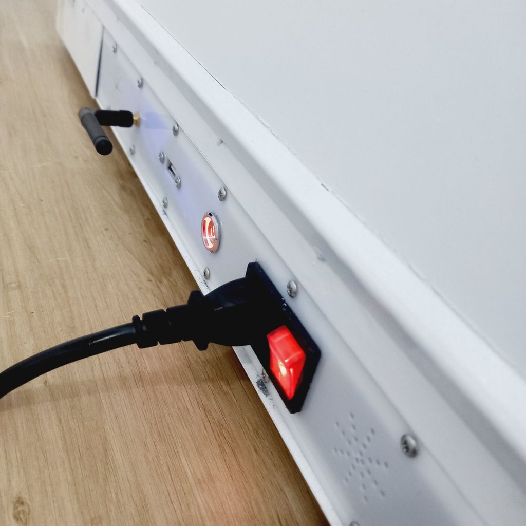 TỦ TRƯNG BÀY MÀN HÌNH TRONG SUỐT 32 INCH