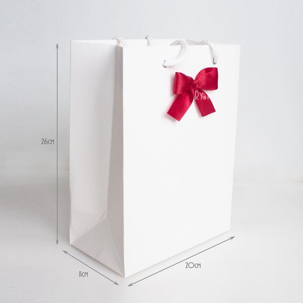  Túi giấy trắng gắn nơ sẵn kích thước dọc 26x20x11cm 