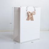  Túi giấy trắng gắn nơ sẵn kích thước dọc 23x18x8cm 