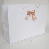  Túi giấy trắng lớn gắn nơ sẵn kích thước ngang 26x36x13cm 