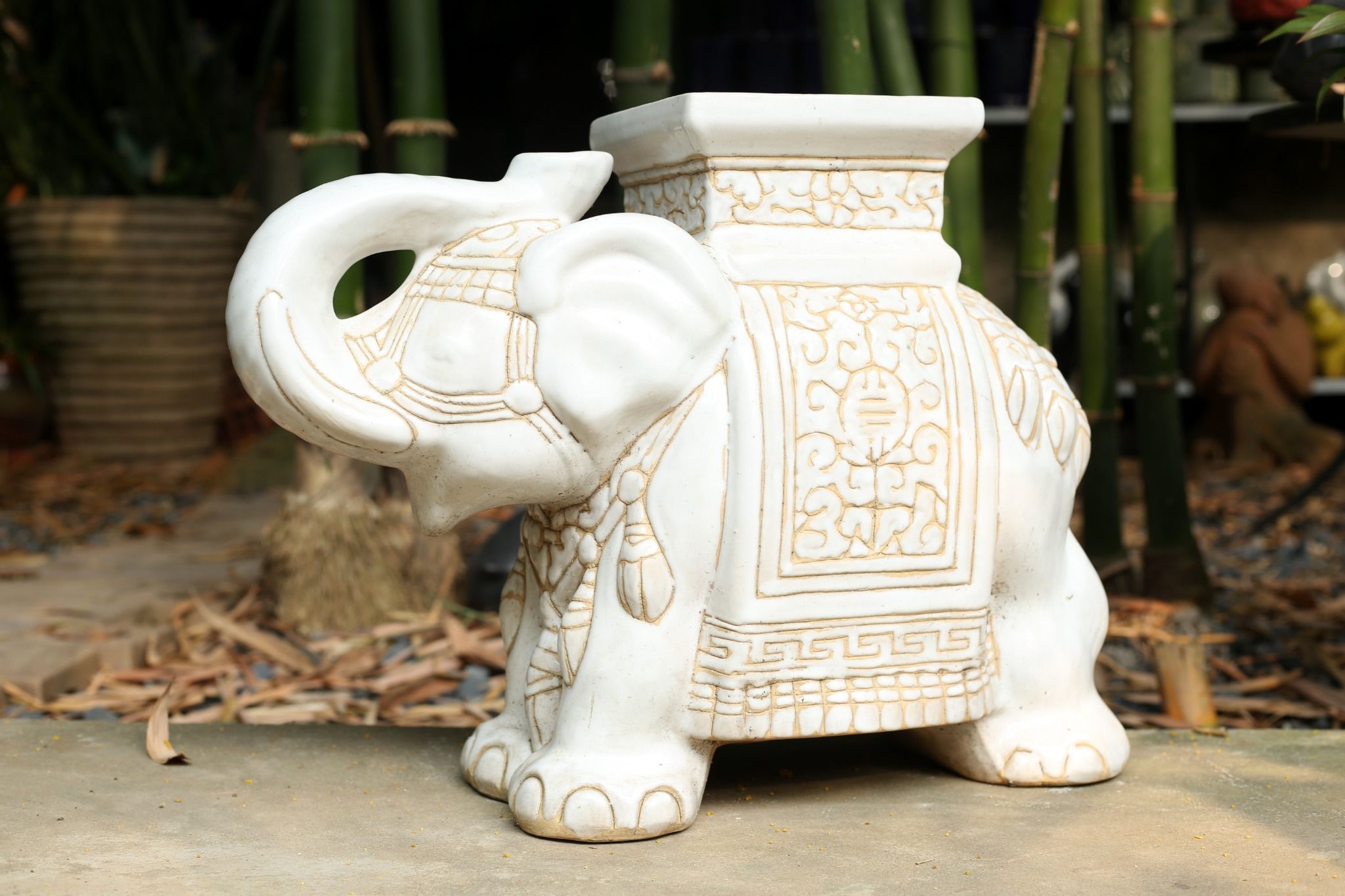  Đôn voi truyền thống, gốm Nam Bộ, gợi nhớ ký ức, trắng và nhiều màu sắc, C43 x R50cm 