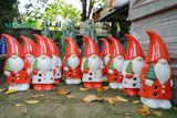  Tượng ông già Noel màu trắng cầm cây thông có lọng, H30- 001340 
