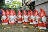  Tượng ông già Noel màu trắng cầm cây thông có lọng, H30 