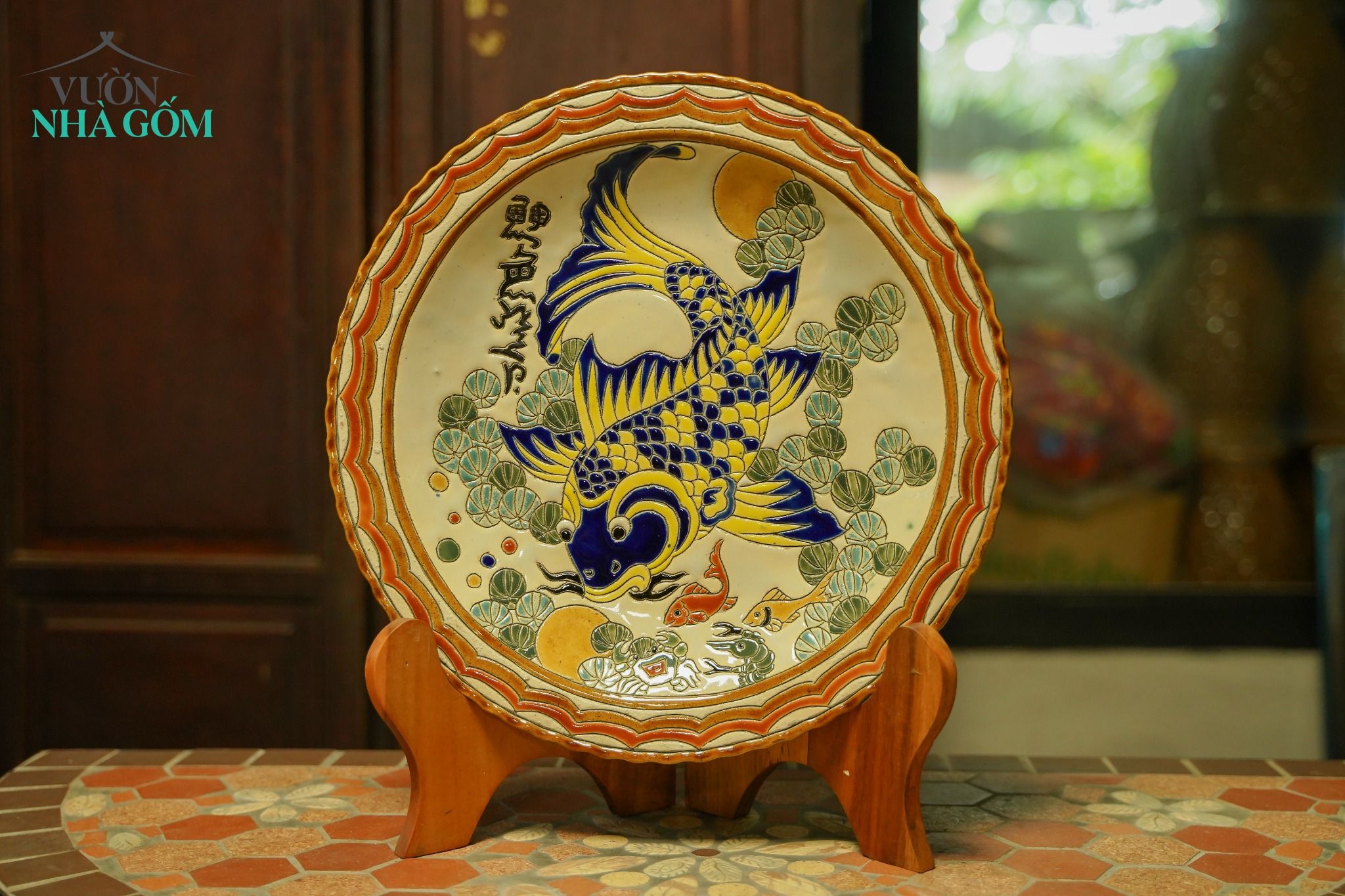  Dĩa mỹ nghệ khắc đề tài Lý Ngư Vọng Nguyệt - Cá chép trông trăng -  Nền trắng - Rộng 36cm 