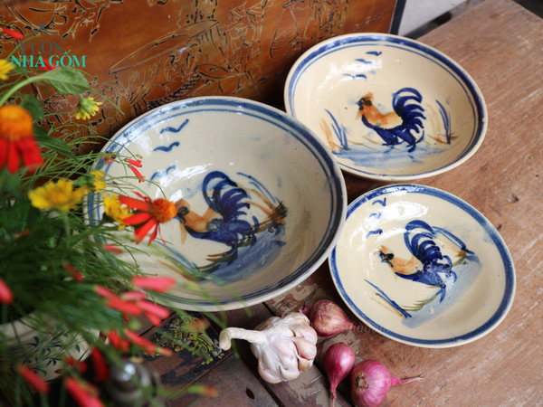  Dĩa hảo vẽ tay họa tiết con gà, gốm Lái Thiêu Nam Bộ, C5 x R20 cm- SP002721 