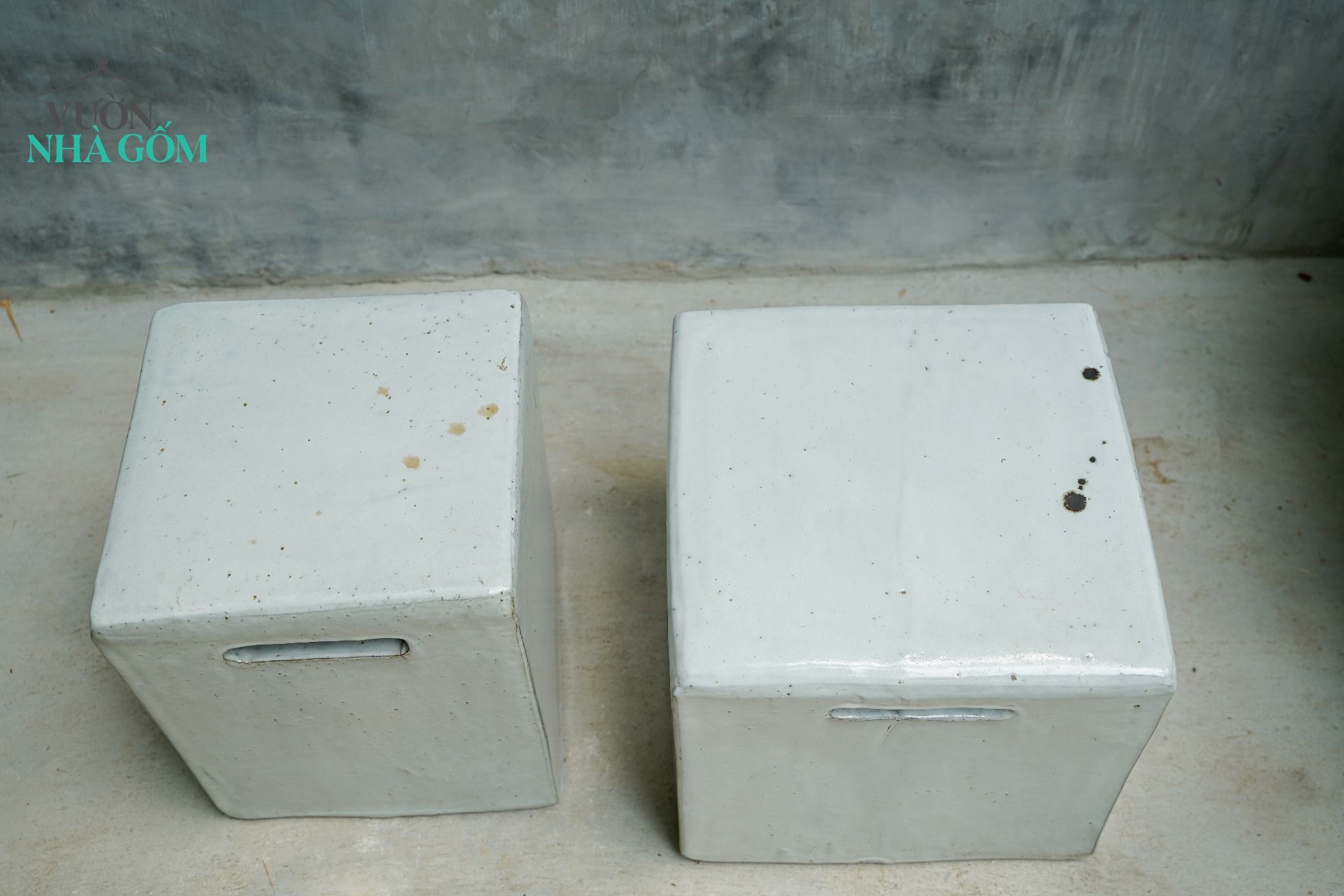  Đôn vuông đen, trắng, cobalt, gốm Nam Bộ, lò củi mộc mạc, R37xC40 cm 