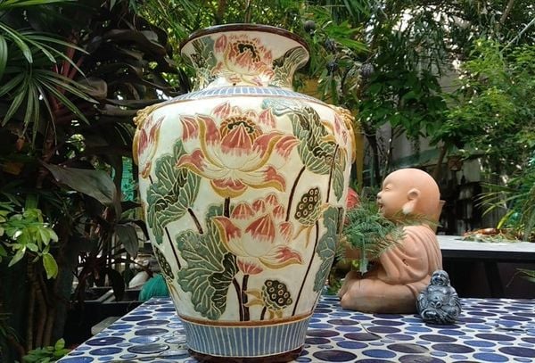 Ché hoa sen chạm khắc, gốm thủ công mỹ nghệ Nam bộ, H50 cm 