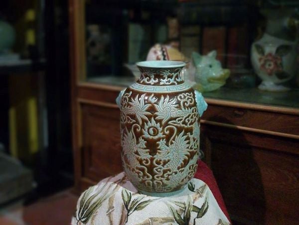  Bình vuốt tay, họa tiết Lưỡng long tranh châu, C30 x R11cm- 1004p5g1350 
