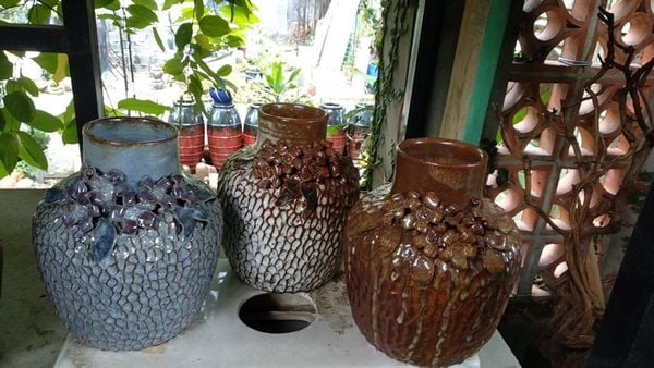 Bình vuốt tay, hoa đắp nổi miệng bình, H28 cm- 0121n3i555 