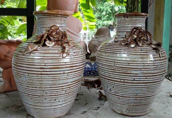  Bình vuốt tay, hoa đắp nổi cổ cao, H25 cm- 0121n3i600 