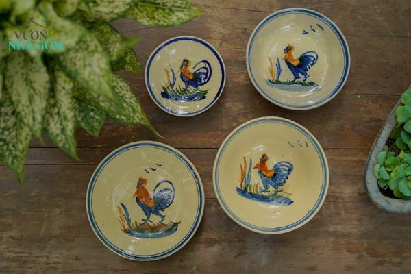  Dĩa dẹt vẽ tay họa tiết con gà, chén bát Lái Thiêu, R22xC3 cm- SP002296 