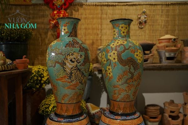  Bình gốm mỹ nghệ, chạm khắc mãnh hổ thưởng mai, dáng bình mai, gốm thủ công Nam Bộ, C60 cm- SP001615 