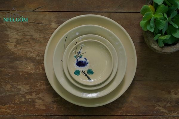 Dĩa lót tách tròn vẽ tay họa tiết bông xanh , chén bát Lái Thiêu, R12,5 cm- SP001020 