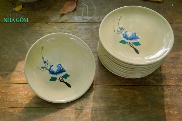  Dĩa dẹt tròn vẽ tay họa tiết bông xanh , chén bát Lái Thiêu, R25xC2 cm- SP000949 