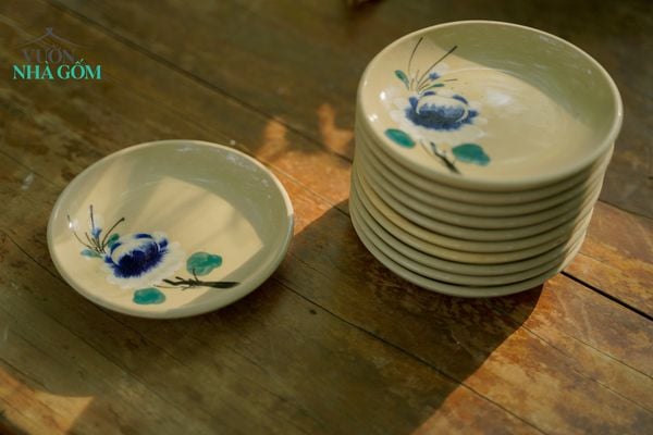  Dĩa lót tách tròn vẽ tay họa tiết bông xanh , chén bát Lái Thiêu, R12,5 cm- SP001020 