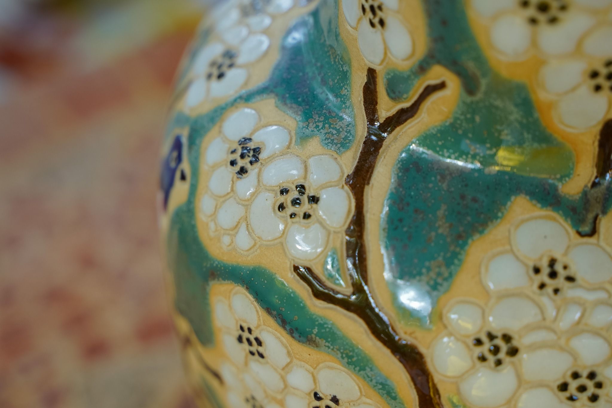  Bình khắc thủ công hoạ tiết Mai Điểu, hoa mai trắng, gốm mỹ nghệ Nam Bộ, H36 cm 