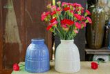  Bình cắm hoa, họa tiết hoa Tulip, men trắng muối tiêu và xanh dương, Cao 23cm x Miệng 10cm- SP002053 