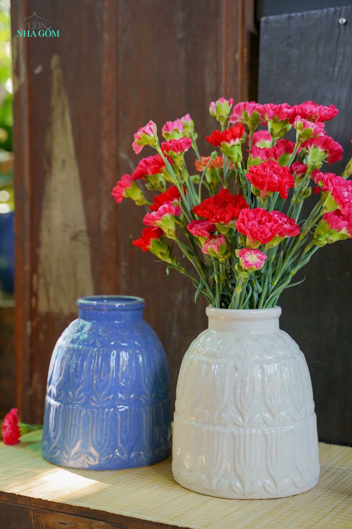  Bình cắm hoa, họa tiết hoa Tulip, men trắng muối tiêu và xanh dương, Cao 23cm x Miệng 10cm 
