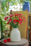  Bình cắm hoa, họa tiết hoa Tulip, men trắng muối tiêu và xanh dương, Cao 23cm x Miệng 10cm- SP002053 