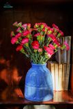  Bình cắm hoa, họa tiết hoa Tulip, men trắng muối tiêu và xanh dương, Cao 23cm x Miệng 10cm- SP002053 