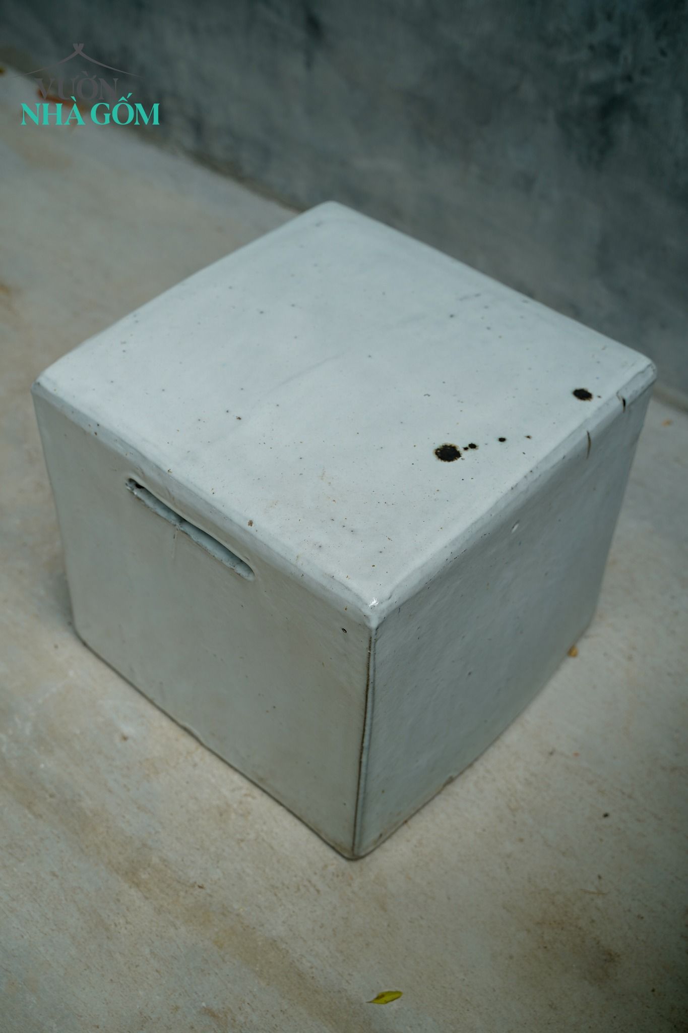  Đôn vuông đen, trắng, cobalt, gốm Nam Bộ, lò củi mộc mạc, R37xC40 cm 