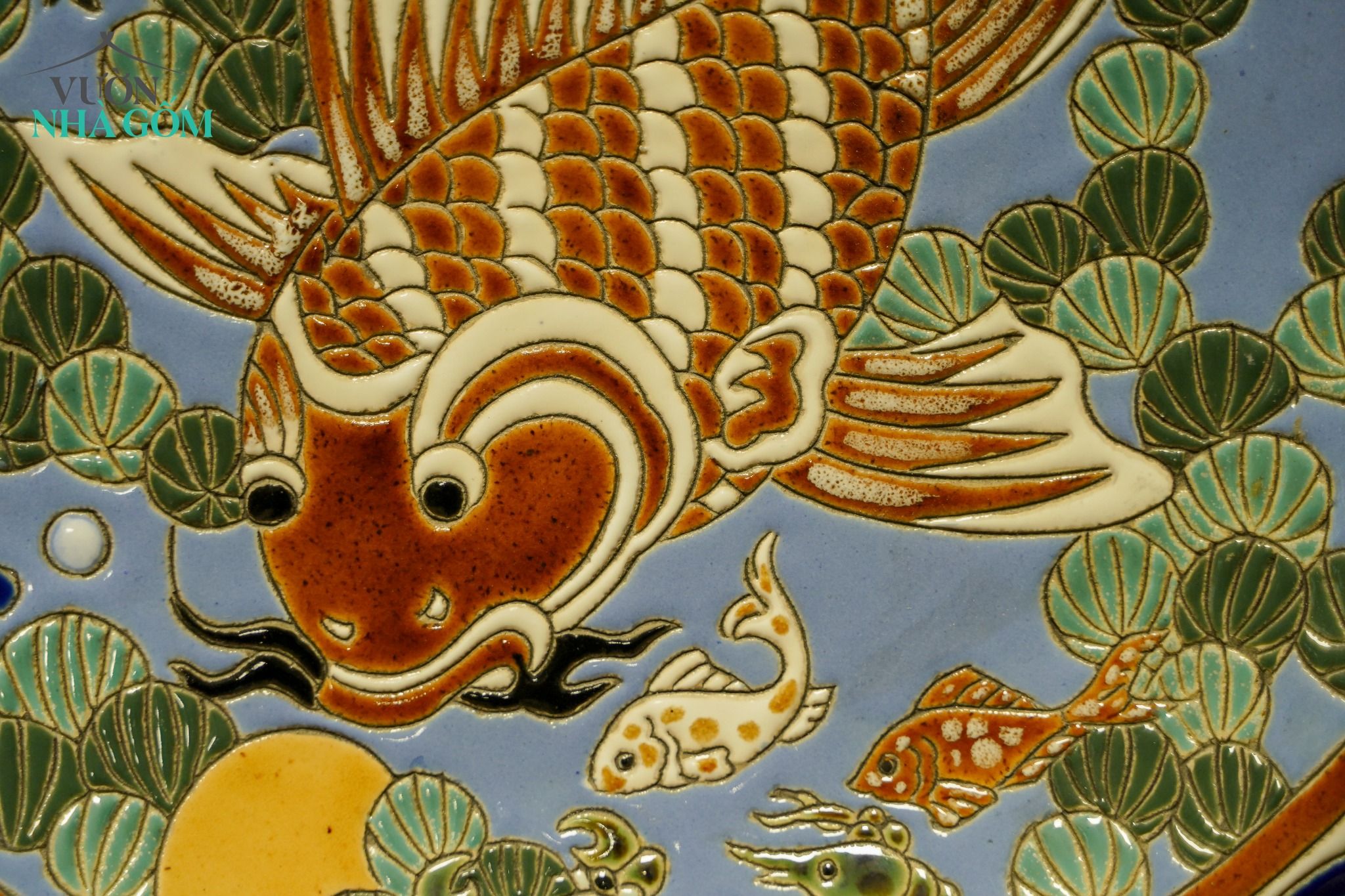  Dĩa mỹ nghệ khắc đề tài Lý Ngư Vọng Nguyệt - Cá chép trông trăng -  Nền tím - Rộng 36cm 