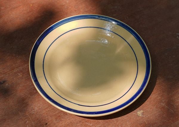  Dĩa trung viền xanh, vẽ tay thủ công, R18xC3- SP002952 