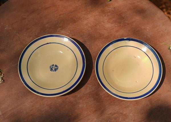  Dĩa nhỏ viền xanh, vẽ tay thủ công, R16xC3- SP002953 